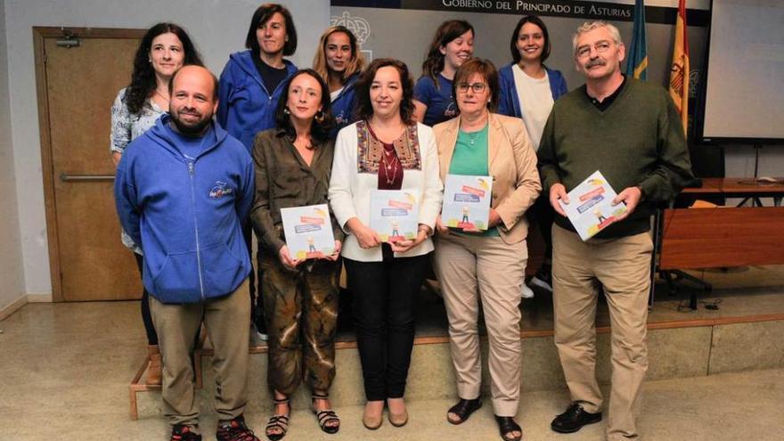 En la primera fila, por la izquierda, Alejandro García, Melania Álvarez, Rosa Rodríguez, Pilar Varela y Carlos Becedóniz, coordinador del Observatorio de la Infancia, impulsor de la iniciativa, junto con representantes de la asociación &quot;Los Glayus&quot;, que pilota las actividades de participación infantil.