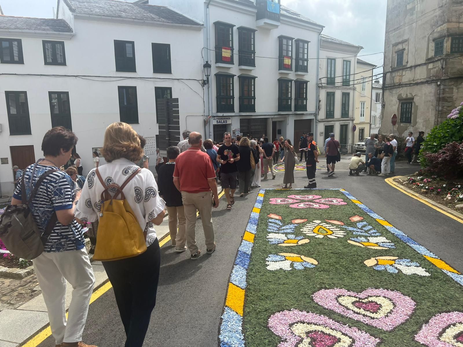 Castropol se llena de color con sus alfombras florales