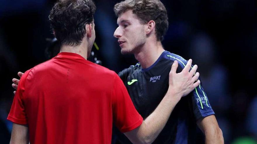 Carreño felicita a Thiem por su victoria al final del partido.