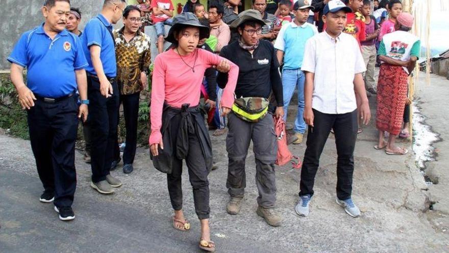 Rescatados 550 montañeros, cinco de ellos españoles, atrapados en un volcán de Indonesia