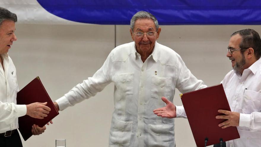 Santos, Castro y &quot;Timochenko&quot; durante la histórica reunión.