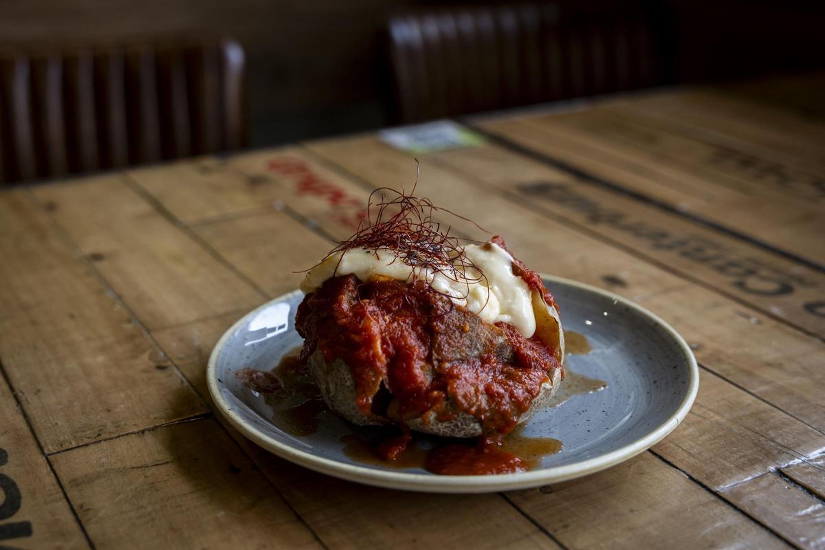 En imágenes | La Cava, el restaurante del Actur que conquistó al barrio más exigente de Zaragoza con su cocina mediterránea