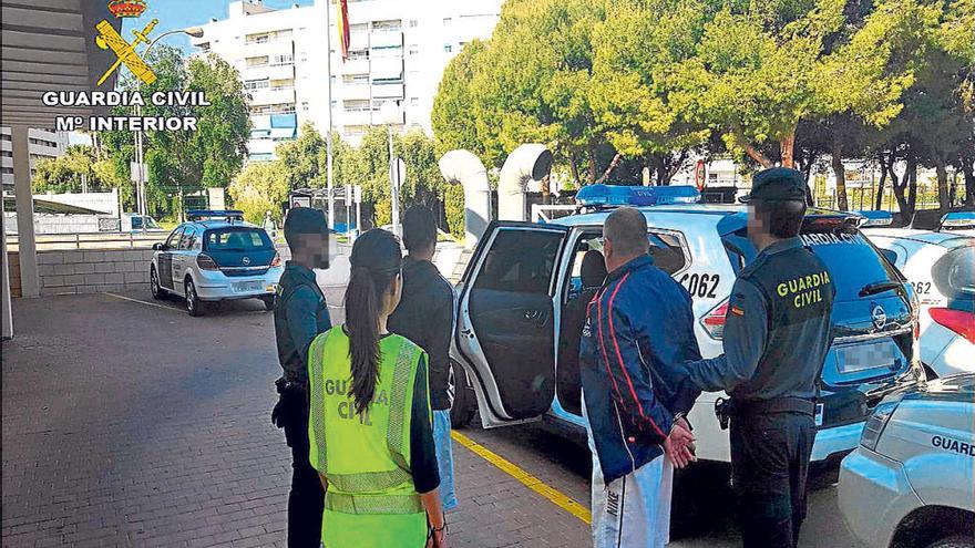 La Guardia Civil traslada a los dos detenidos en El Campello.