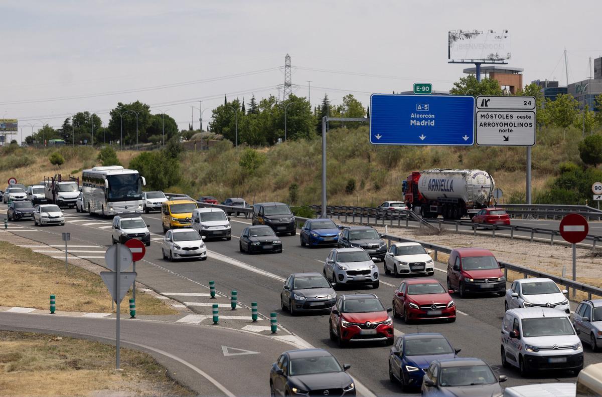 Varios vehículos en la A5 a la altura de Madrid (España).