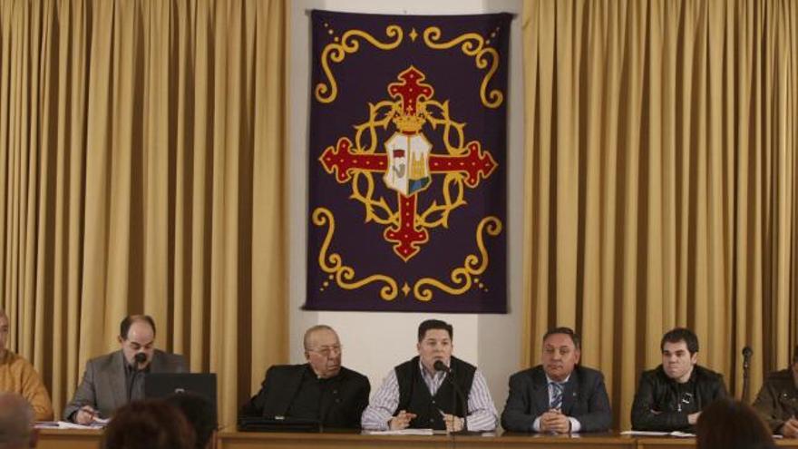 Directivos de la Hermandad Penitencial durante el desarrollo de la asamblea ordinaria.