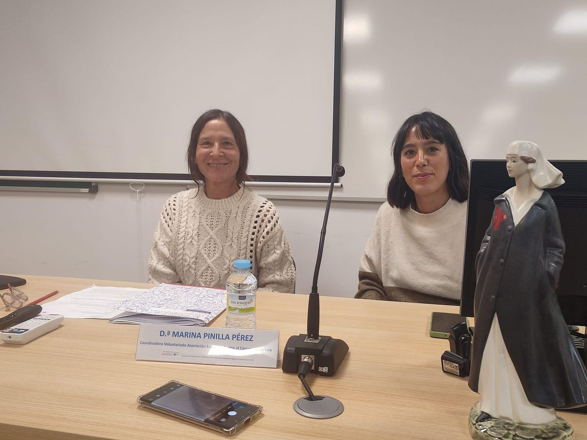 De su experiencia como cooperante en Guatemala y África habló María José Alonso, quien animó a esta experiencia a todos. &quot;Es tan bonita que casi es más egoísta que altruista&quot;, aseguró.   Los encargados de finalizar esta jornada fueron Rocío Acosta y Raúl Hernández, quienes se graduaron en la Escuela de Enfermería de Zamora hace tan solo dos años. Cardiología y Pediatría son sus respectivas especialidades. &quot;Nuestra profesión no es estática, sino que siempre está avanzando con investigaciones, técnicas y metodologías nuevas. Es una responsabilidad profesional estar al día de todo&quot;, apuntó Acosta. &quot;Después de estudiar el grado, tienes que seguir renovándote y hacer cursos que, además de darte puntos para la bolsa de trabajo, ayudarán a continuar con tu formación&quot;, añadió su compañero.