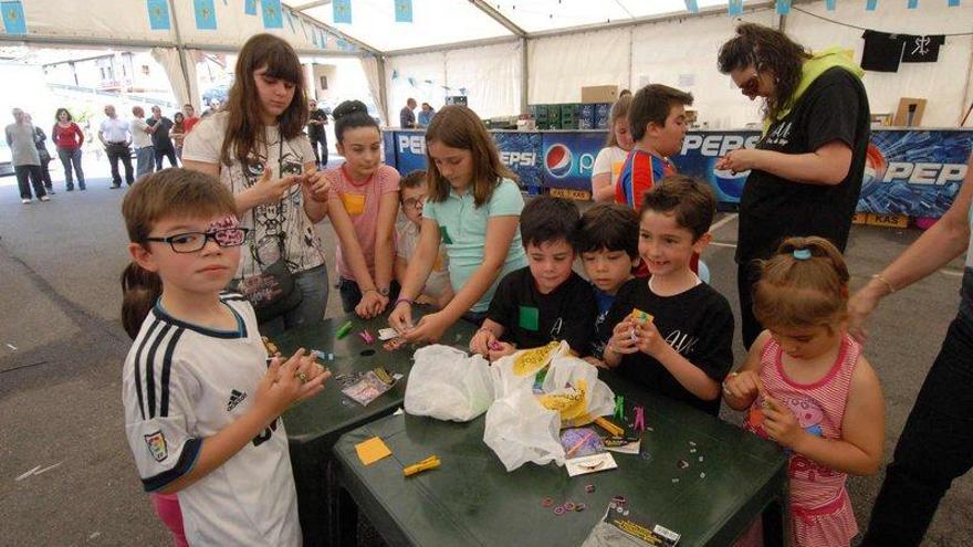 Algunos de los niños participantes en el festival infantil de Santa Cruz.