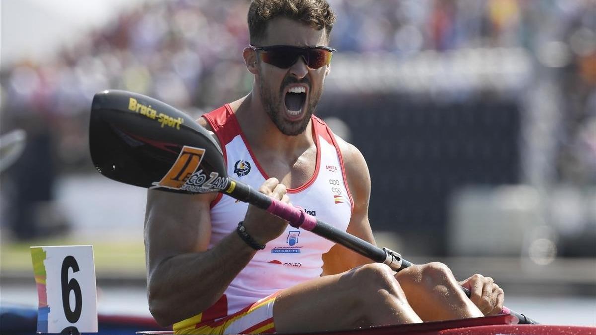 Carlos Garrote celebra su medalla de oro en el Mundial