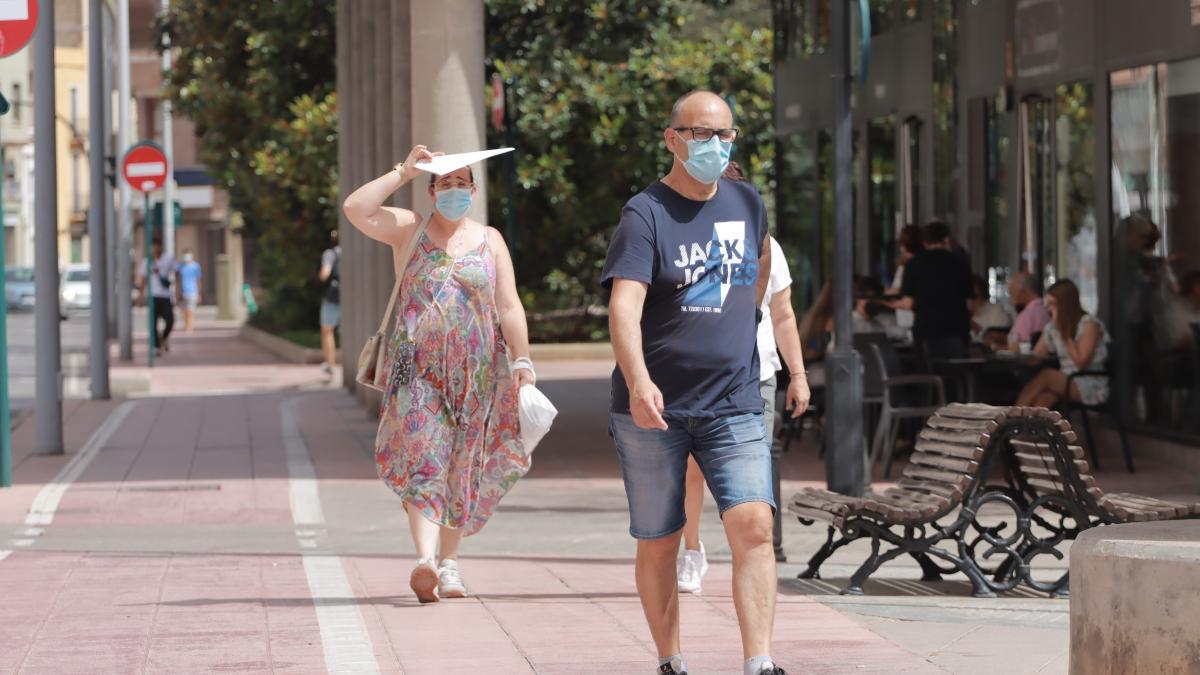 Imagen de archivo de personas caminando por la vía pública.