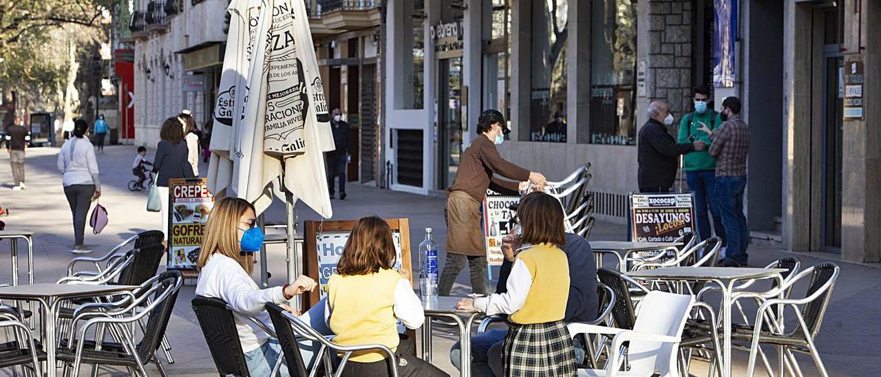 Varias clientas en la terraza de un establecimiento hostelero de Xàtiva, en una imagen de ayer | PERALES IBORRA