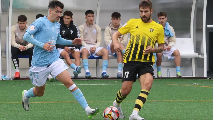 Millán, del Celta C, conduce el balón ante la presión del aurinegro Cristian. // ALBA VILLAR