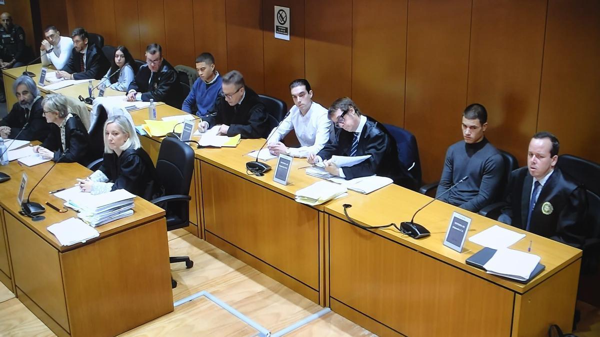 Los acusados y sus letrados, hoy, en la novena sesión del juicio.