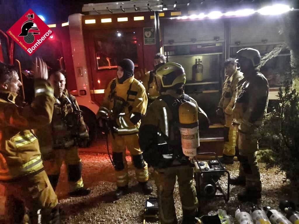 Un grave incendio calcina una casa de madera en un camping ilegal de Benidoleig y deja un fallecido