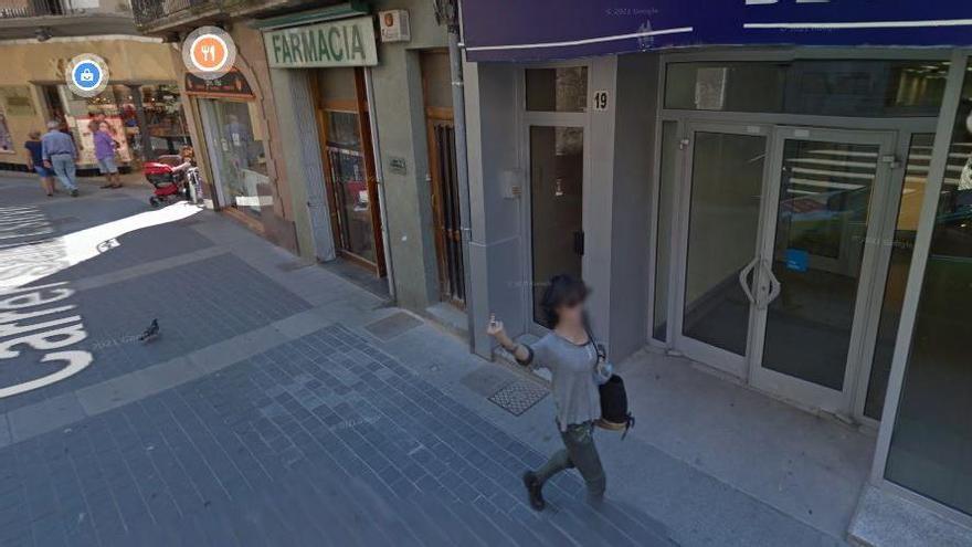 Atrapada una dona fent un gest despectiu a Google Maps a Olot