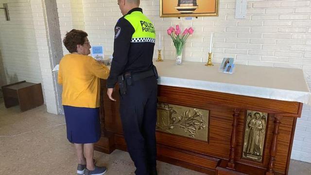 Marujita, acompañada por la Policía Portuaria, ofrece una docena de huevos a Santa Clara.