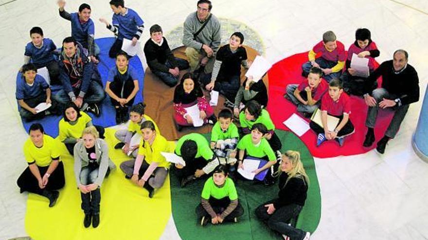 Eugenia Onopko, Rocío Ríos, Samuel Sánchez, Juanjo Azpeitia y Joaquín Alonso, con los alumnos. / nacho felgueroso