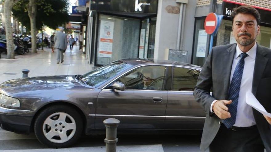 Barcala hoy, junto a Audi A8 que utiliza ahora como coche oficial tras devolver el Volvo S90