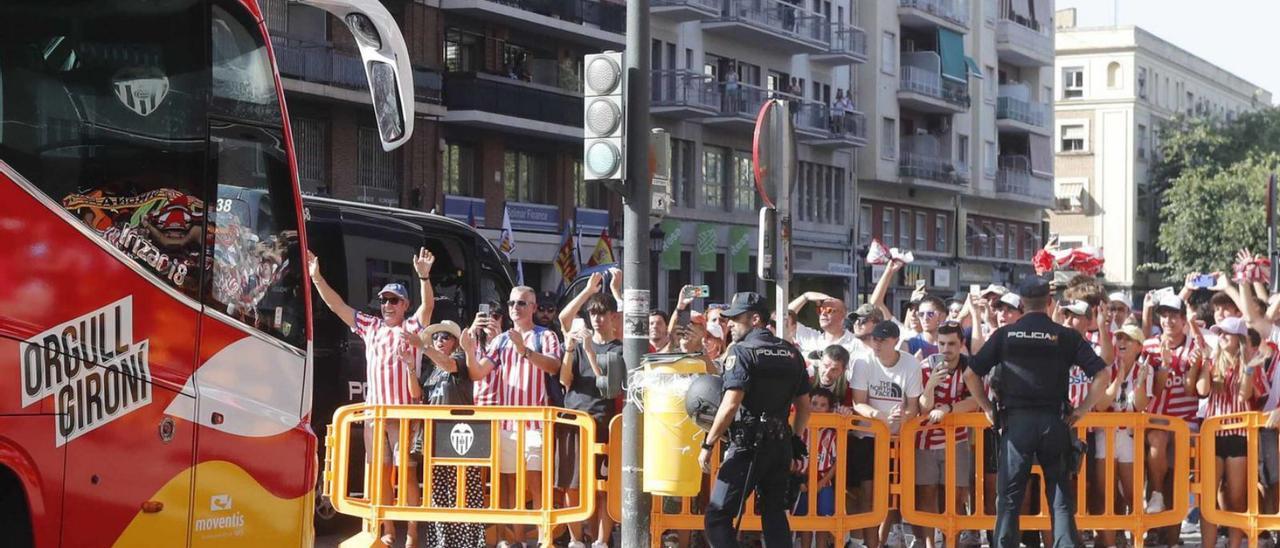 Aficionats del Girona van donar el seu suport als de Míchel Sánchez en l’arribada de l’autobús