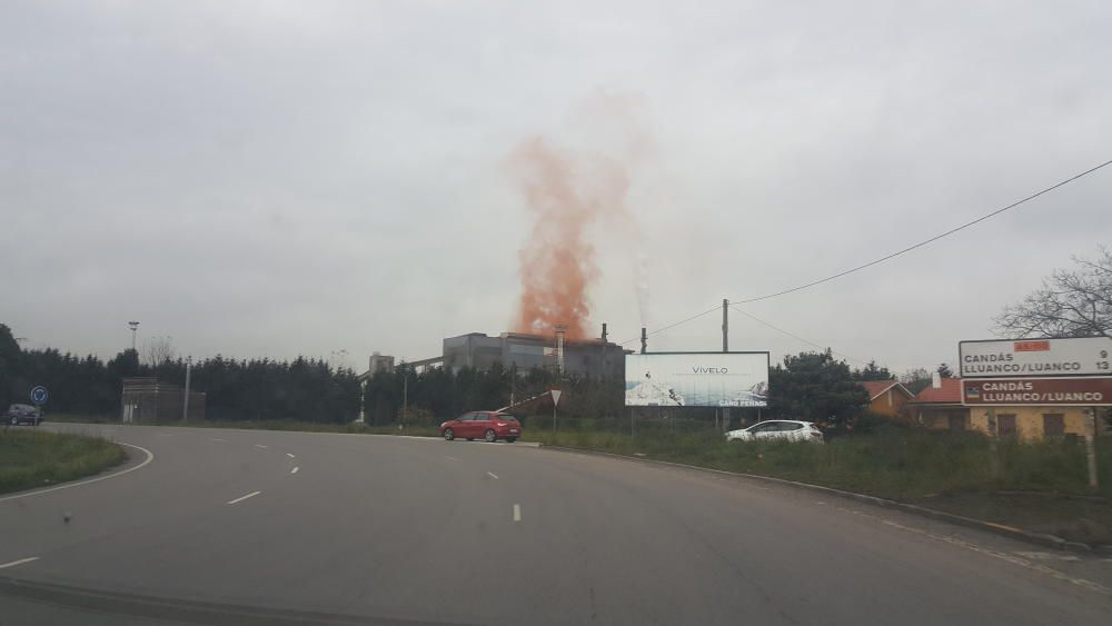 Nube de humo rojo procedente de Arcelor