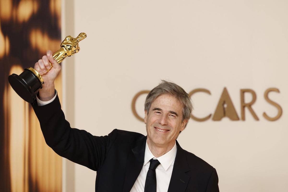 Walter Salles con su Oscar a mejor película internacional.