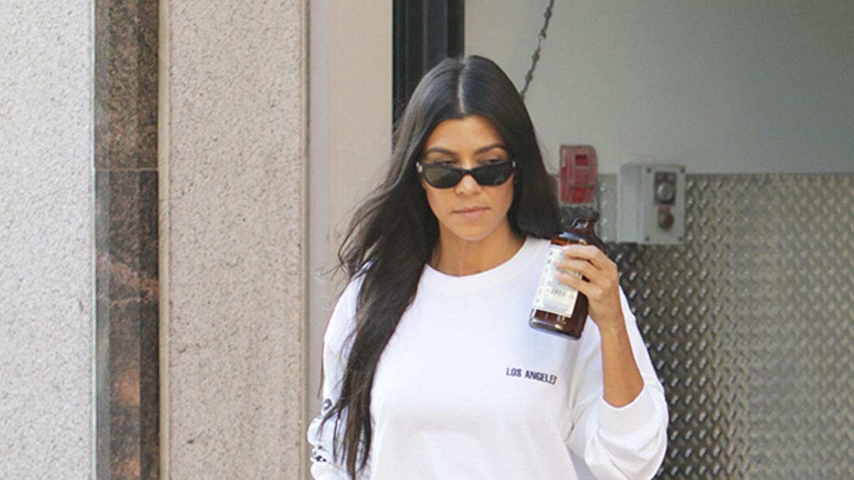 Kourtney Kardashian paseando por las calles de Los Ángeles