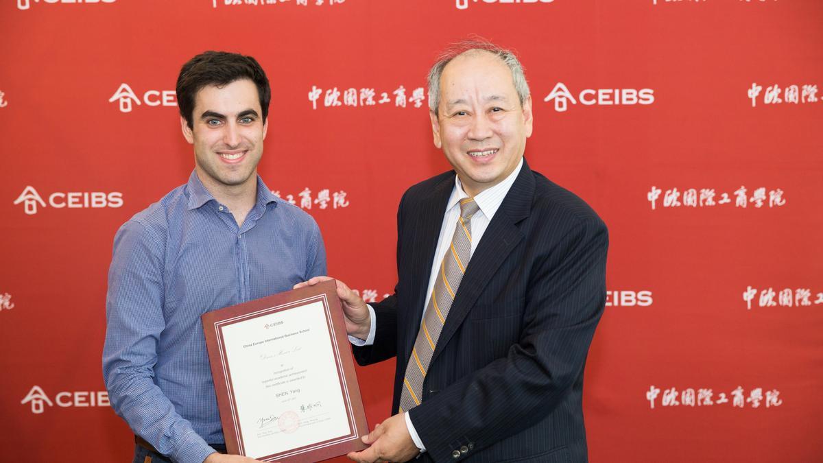 En China, con su diploma del MBA