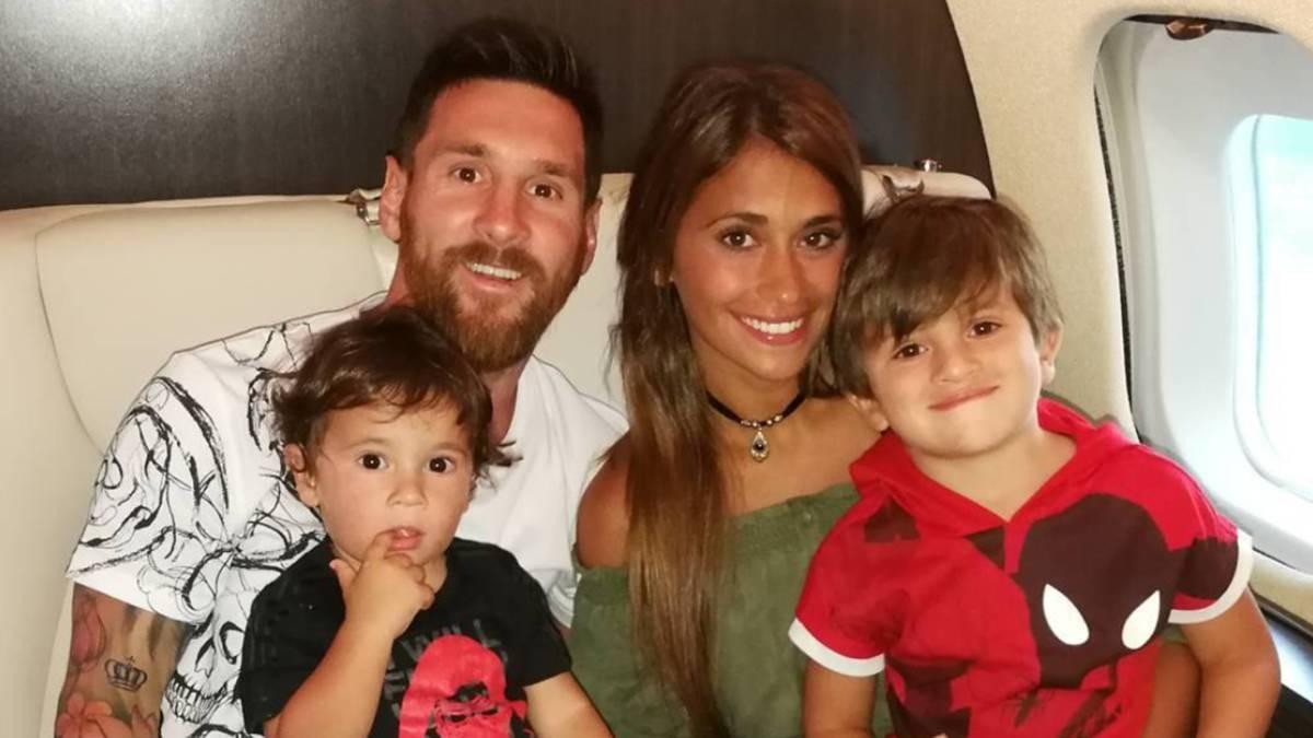 Messi y Antonella junto a sus hijos Thiago y Mateo