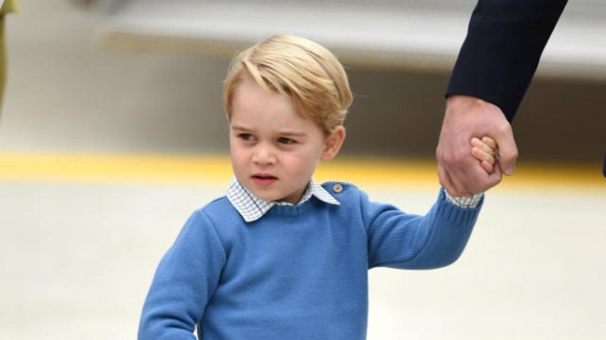 El príncipe George llega vestido de azul a Canadá