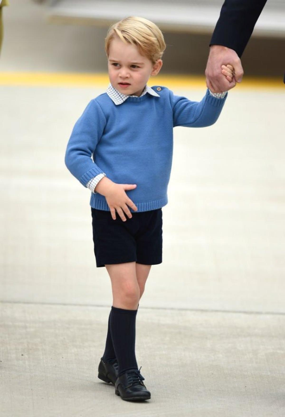 El príncipe George llega vestido de azul a Canadá