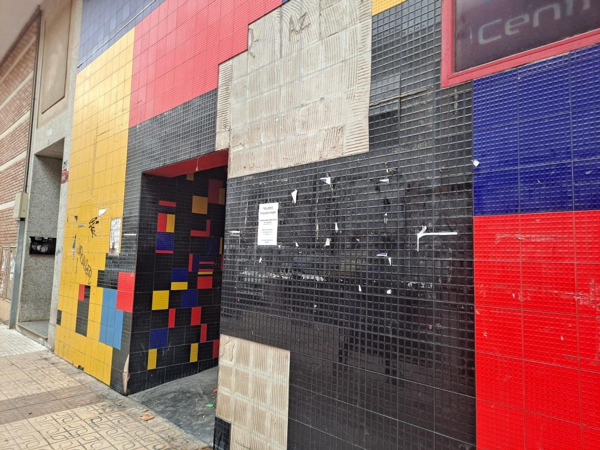 La fachada del edificio, con tramos sin azulejos.