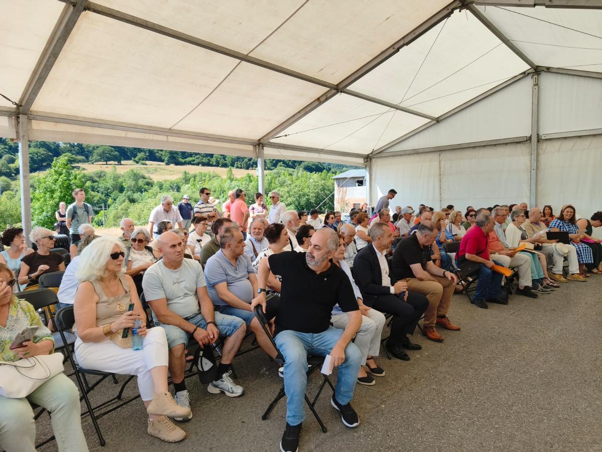 En imágenes, así dio Grado digna sepultura a 60 víctimas de la represión franquista exhumadas de la fosa de El Rellán En imágenes, así dio Grado digna sepultura a 60 víctimas de la represión franquista exhumadas de la fosa de El Rellán