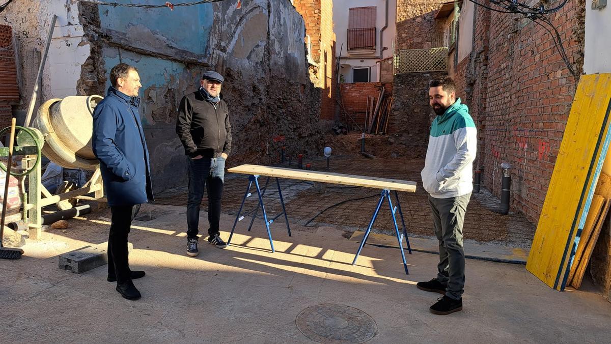 Ximo Huguet y Pau Ferrando, en Argelita, junto al alcalde, Aitor Balfagón.