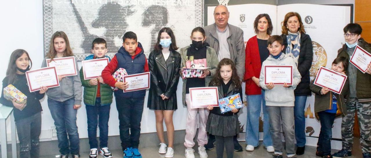 Niños premiados en Vilagarcía por el interés mostrado en leer libros de la biblioteca municipal.  | // I. ABELLA