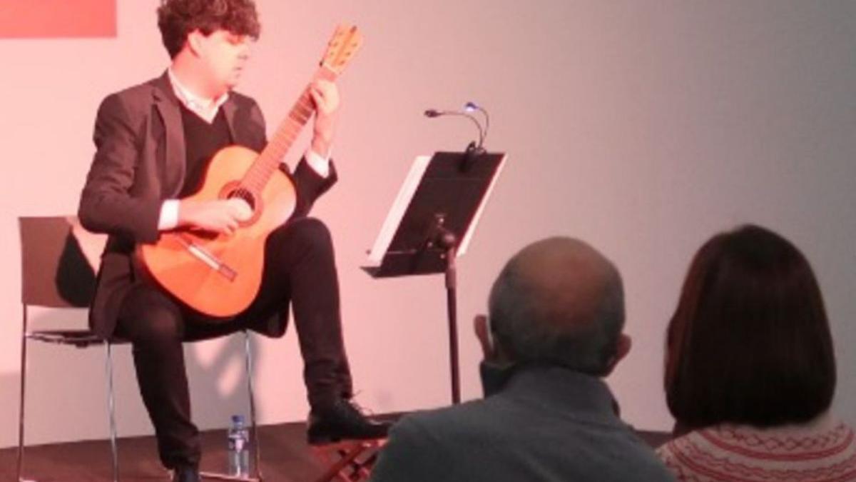 Samuel Diz y su guitarra. |  // BEATRIZ FONTÁN