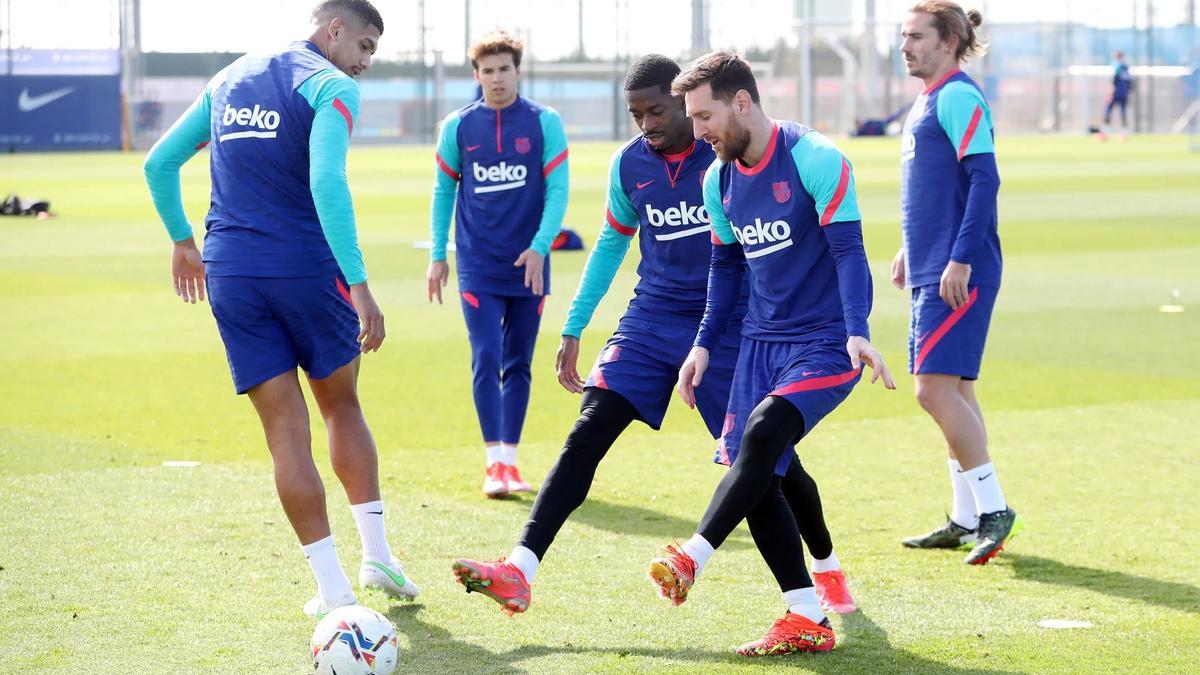 Araujo, Riqui, Dembélé, Messi y Griezmann, en un rondo del entrenamiento de este domingo.