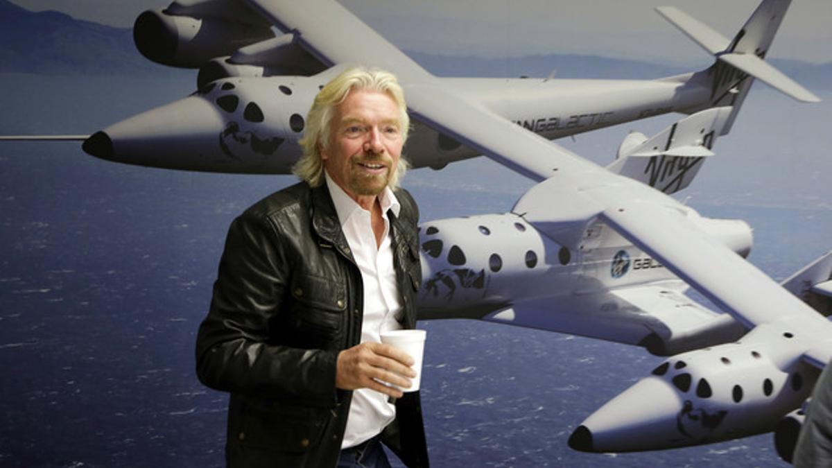 Richard Branson con sus aviones espaciales.