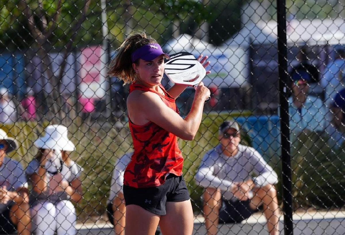 Judit Castillo devuelve una pelota en un partido de pickleball.