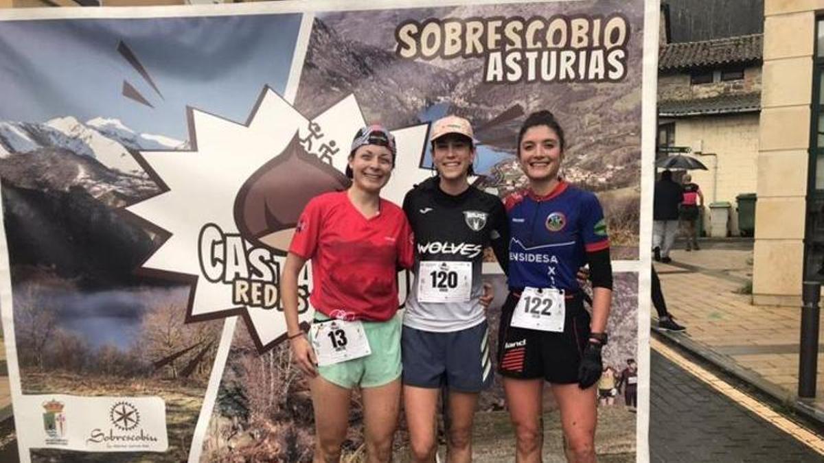 Greta García (segunda), Aroa Calvo (primera) y Silvia Álvarez (tercera).