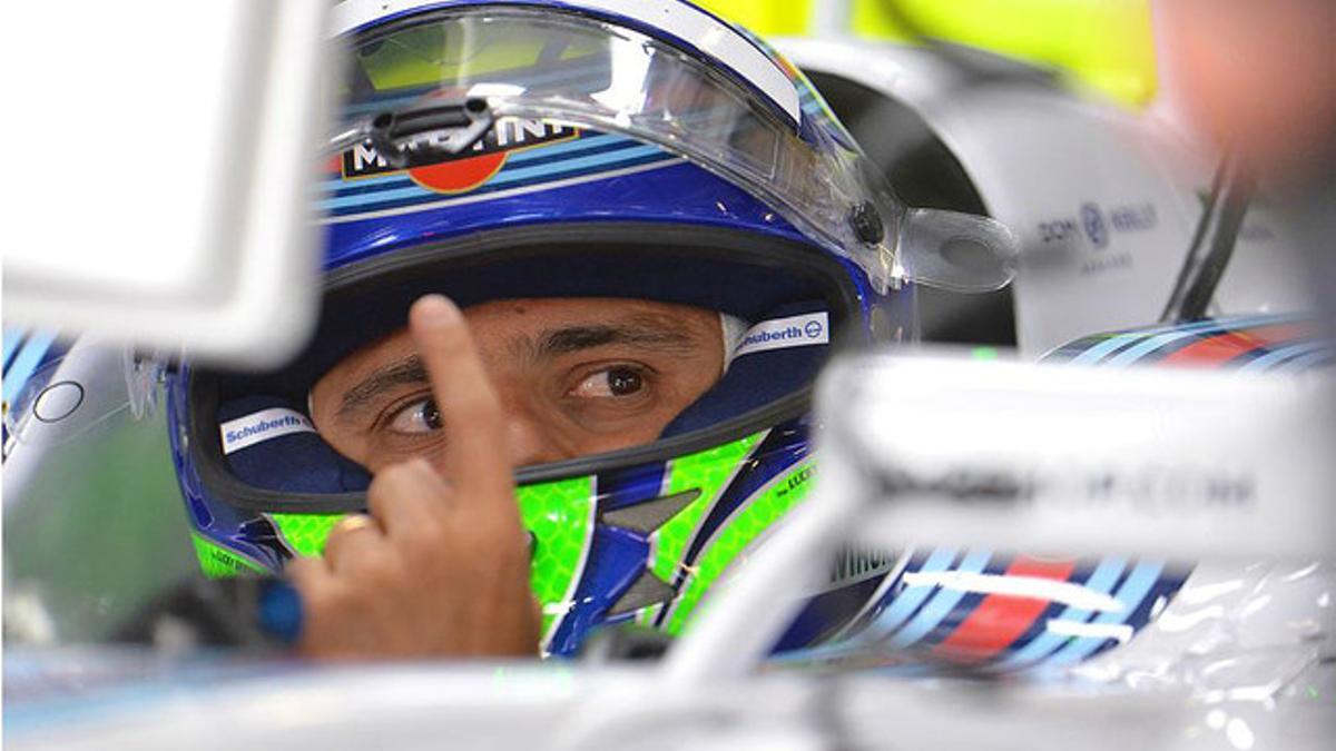 Felipe Massa hace un gesto al volante de su Williams, este sábado durante la carrera para la 'pole' del GP de Austria.