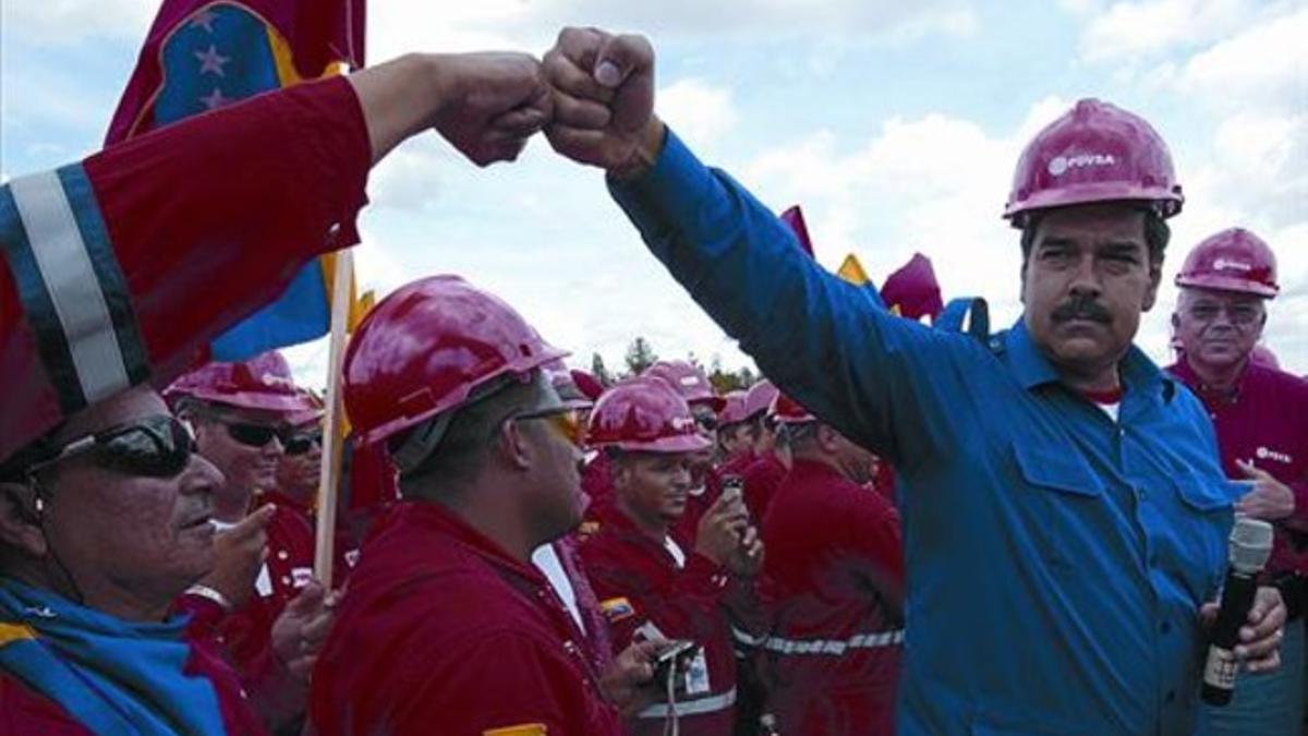 Nicolás Maduro saluda a trabajadores del petróleo, en el estado de Monagas.
