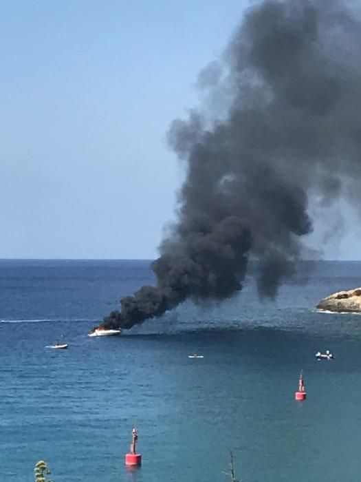 Arde una lancha en Port Adriano