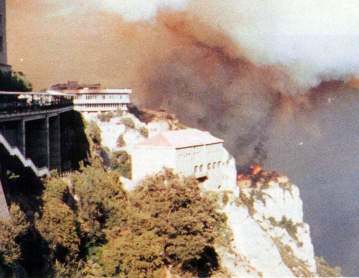 Les flames amenaçant l'estació superior de l'aeri, l'agost de 1986