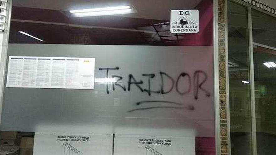 Pintada en uno de los locales propiedad de Pérez Jácome. // Iñaki Osorio