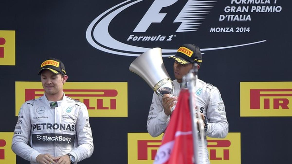 Hamilton y Rosberg, en el podio del circuito de Monza, donde los Mercedes han logrado el doblete