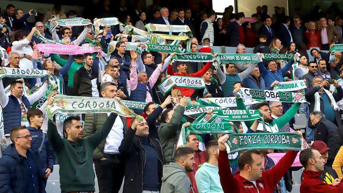 La afición cordobesista entona el himno antes del choque ante el Linares en El Arcángel.