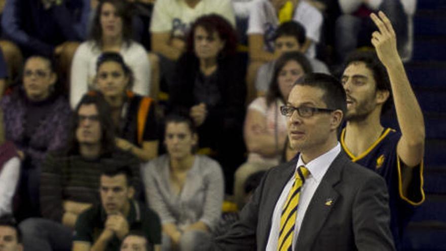 Pedro Martínez, con Beirán detrás en su época en Canarias.