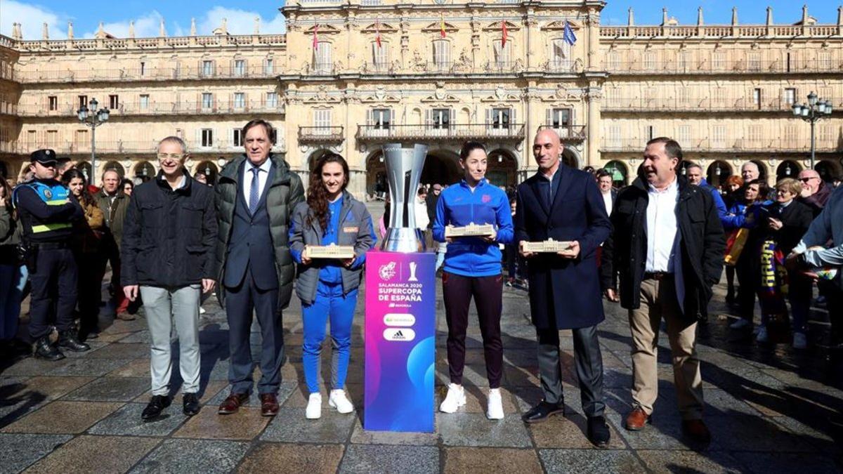 La expedición del Barça y Real Sociedad presentaron la Supercopa con la RFEF