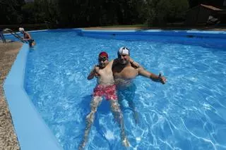 Los primeros días de temporada en la piscina fluvial de Illas
