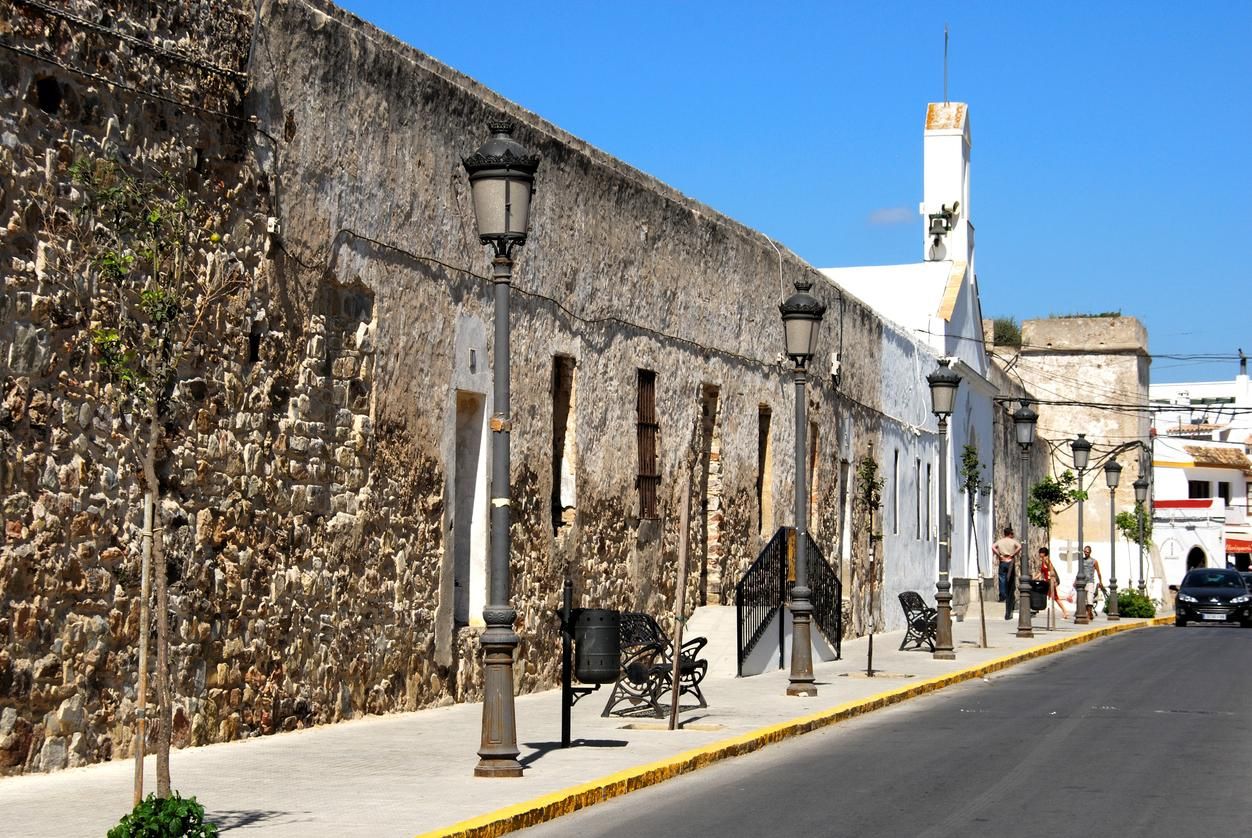 La muralla y la iglesia de Zahara de los Atunes
