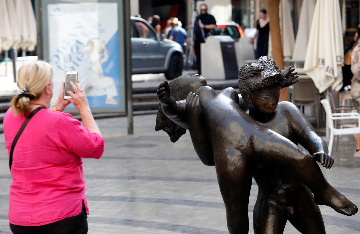 Restauración de las esculturas de la calle Granados y la plaza de Uncibay